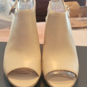 NWOT Naturalizer Elegant Leather Cream Peep-Toe 4-inch Platform Sandals